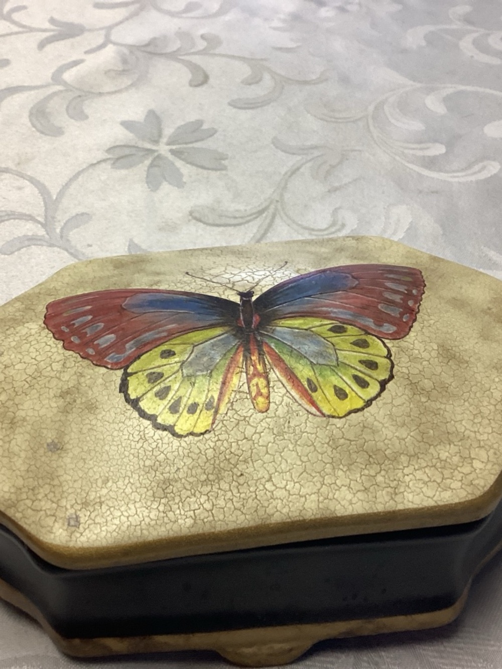 BUYYERFLY. TRINKET.  CASE.  nice size perfect for jewelry